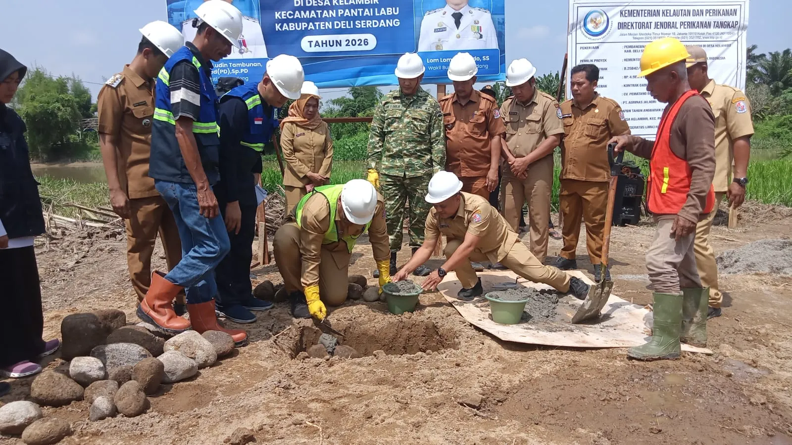 Asisten III Pemkab Deliserdang Letakkan Batu Pertama Pembangunan Kampung Nelayan Merah Putih di Pantai Labu