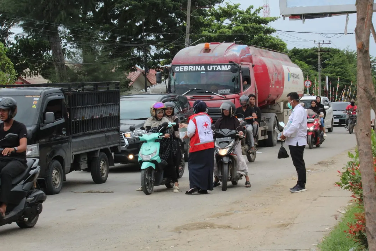 Debu Pascabencana Ganggu Pengguna Jalan, PMI Pidie Jaya Bagikan Masker
