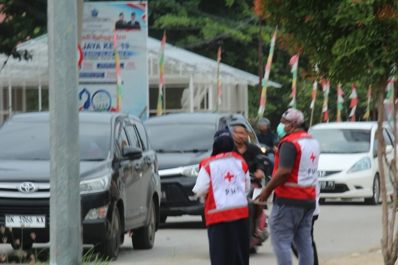 Debu Pascabencana Ganggu Pengguna Jalan, PMI Pidie Jaya Bagikan Masker