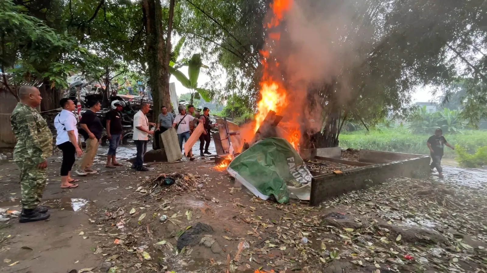 Sarang Narkoba Gang Nasional Digerebek, Pengedar Diringkus, Barak Narkoba Dibumihanguskan