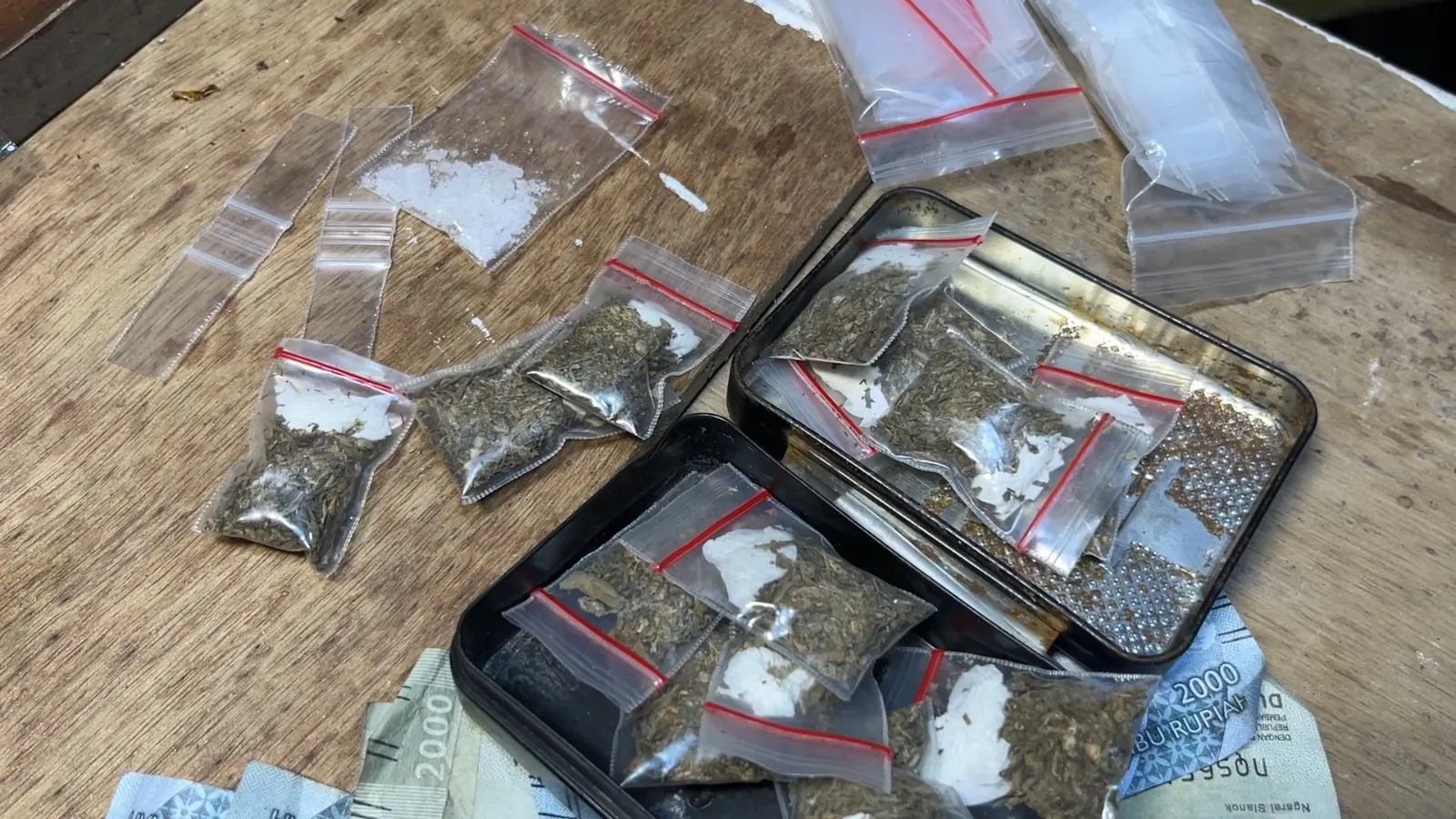 Tengah Malam, Polisi Obrak-abrik Sarang Narkoba Jermal 12, Tiga Pelaku Diringkus, Belasan Paket Narkoba Disita