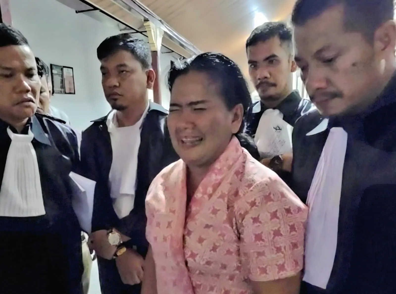 Istri Mantan Kadis Sosial PMD Samosir Menangis, Minta Hakim Bebaskan Suami