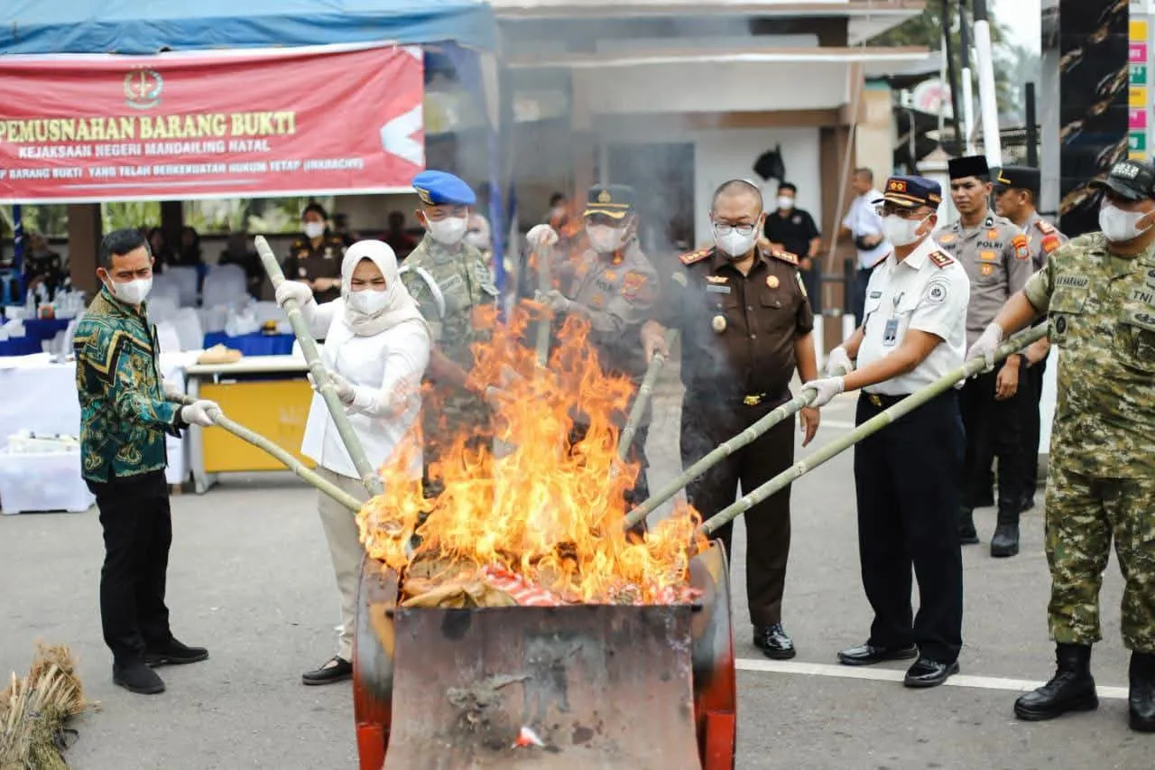 Wabup Madina Saksikan Pemusnahan Barang Bukti oleh Kejari