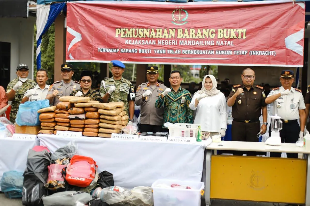 Wabup Madina Saksikan Pemusnahan Barang Bukti oleh Kejari