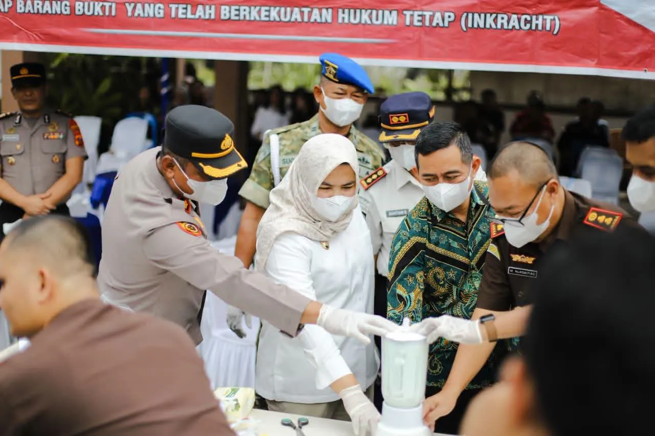 Wabup Madina Saksikan Pemusnahan Barang Bukti oleh Kejari