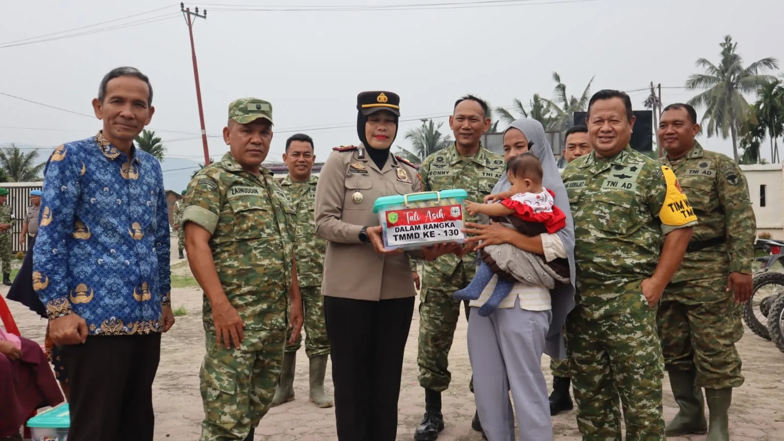 Sembako dari TNI, Senyum Warga Kandang Belang Mengembang