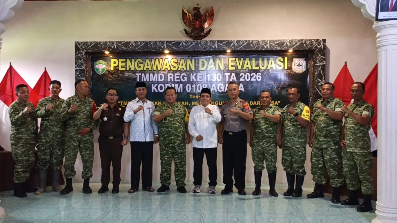 Sembako dari TNI, Senyum Warga Kandang Belang Mengembang