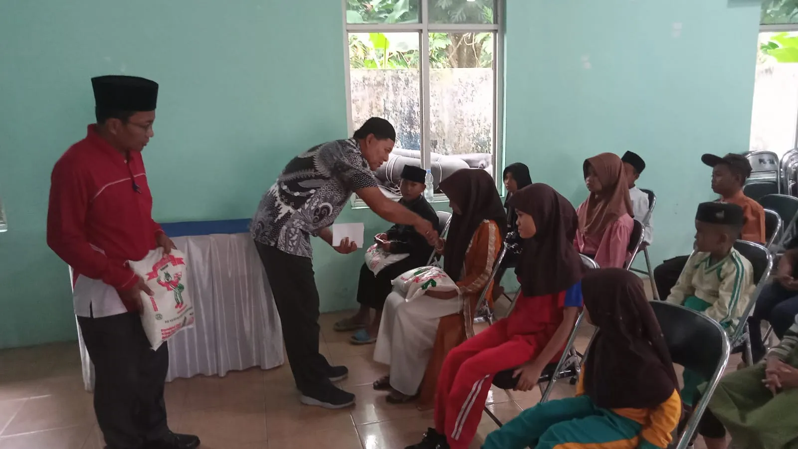 Keluarga Besar Ashari Tambunan Santuni 40 Anak Yatim dan Kaum Duafa di Pantai Labu