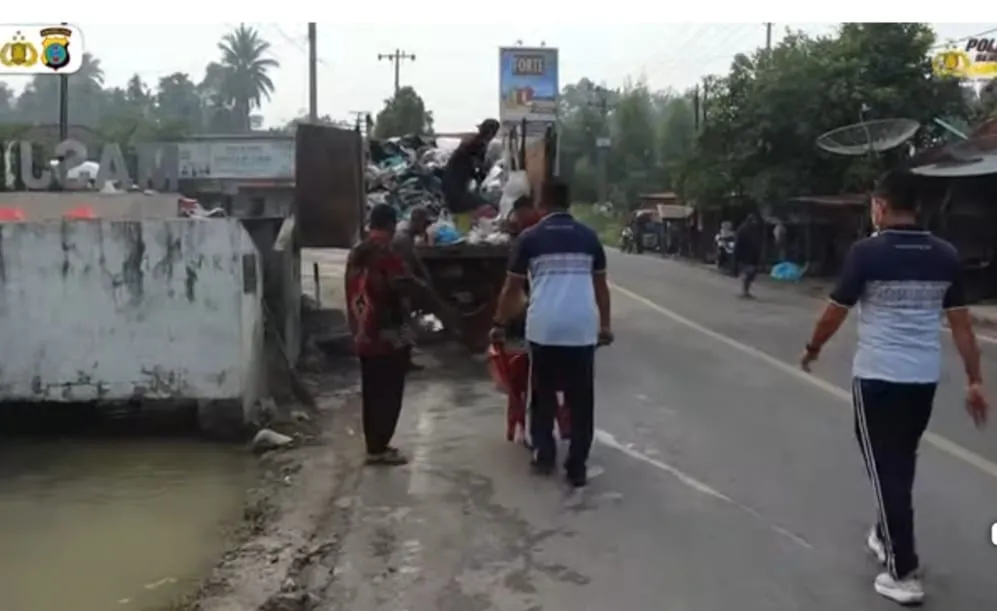 Polres Madina Gelar Green Policing, Bersama Masyarakat Bersihkan Saluran Air