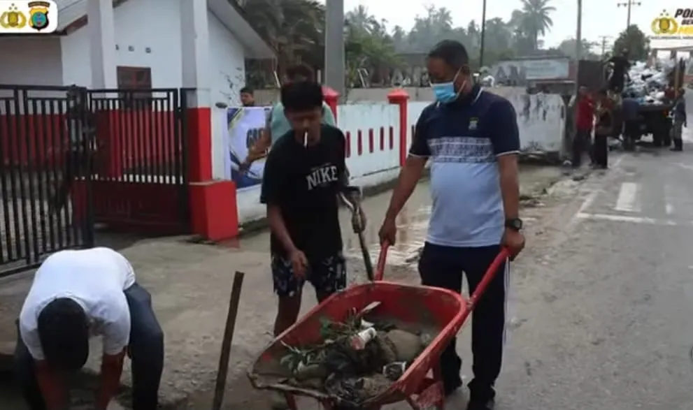 Polres Madina Gelar Green Policing, Bersama Masyarakat Bersihkan Saluran Air