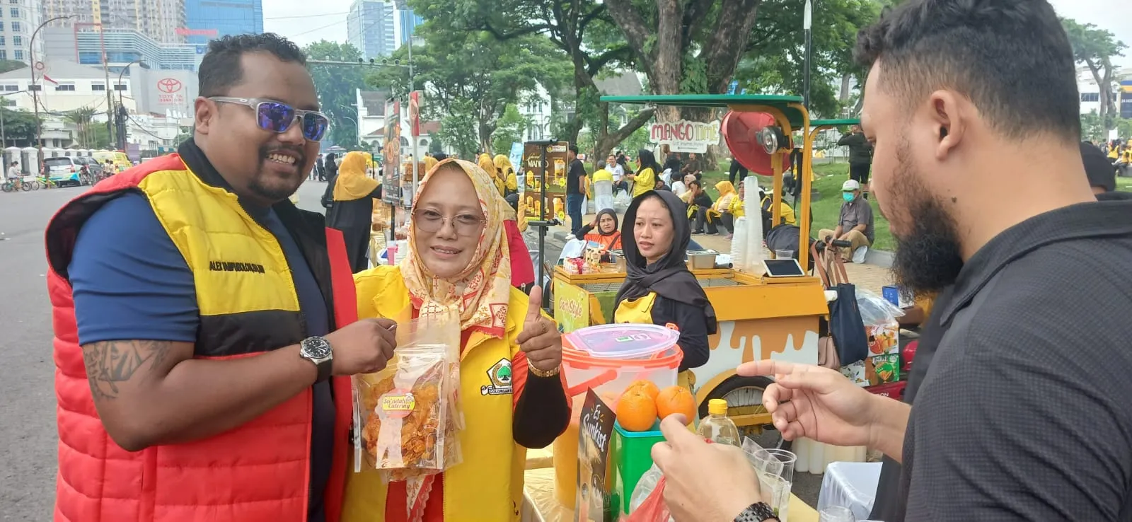 Bendahara PDK Kosgoro 1957 Kota Medan Borong Jualan UMKM di HUT ke 62 Partai Golkar