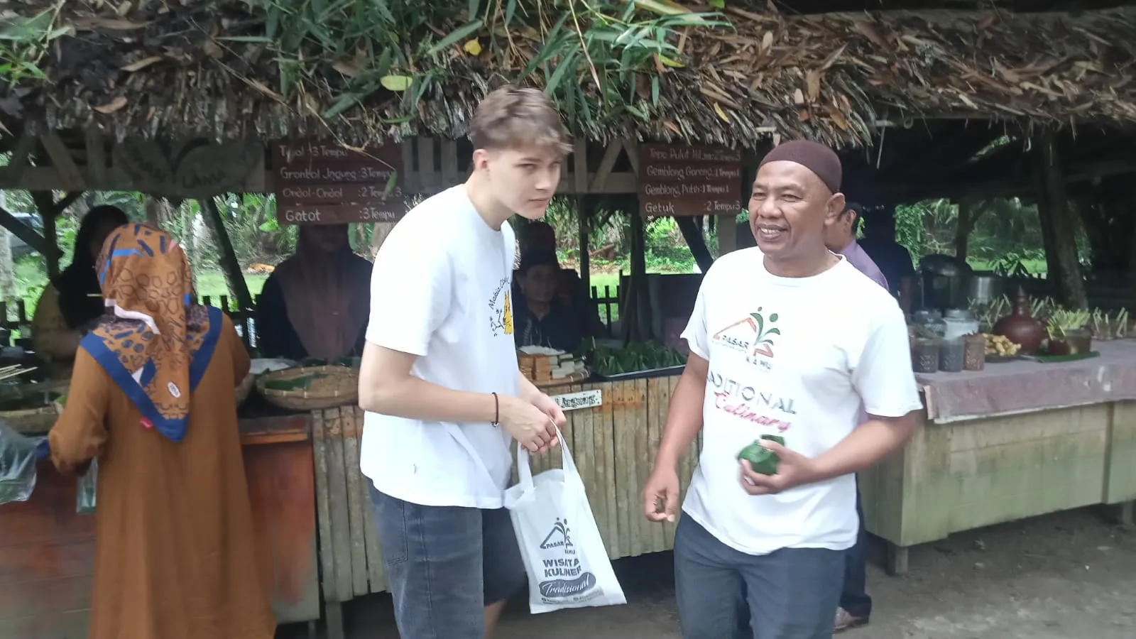 Tertarik Bantu Pengembangan Wisata, Pelajar Asal Finlandia Kunjungi Pasar Kamu