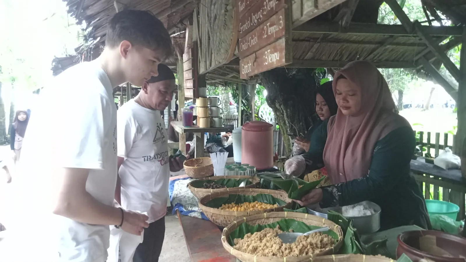 Tertarik Bantu Pengembangan Wisata, Pelajar Asal Finlandia Kunjungi Pasar Kamu
