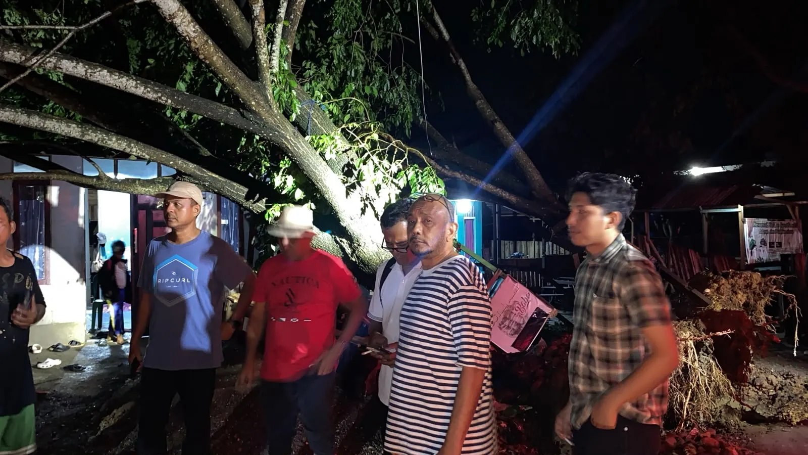 Hujan dan Angin Kencang Lhokseumawe Tumbangkan 30 Pohon, Rusak 27 Kios dan 1 Rumah