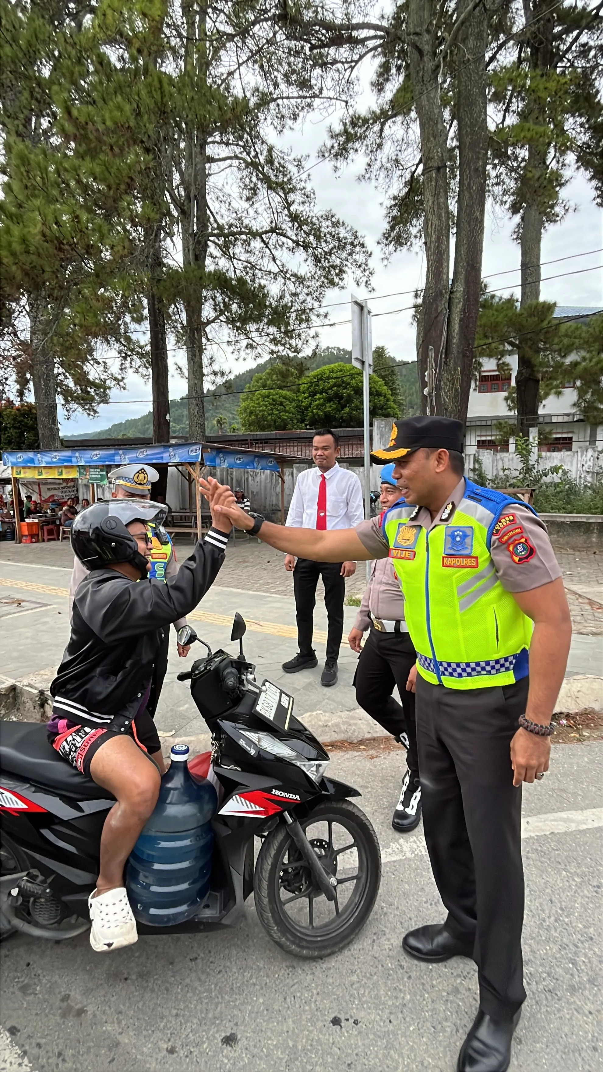 Pimpin Pengaturan Pagi, Kapolres Toba Bagikan Helm SNI dan Stiker Sahata Lantas