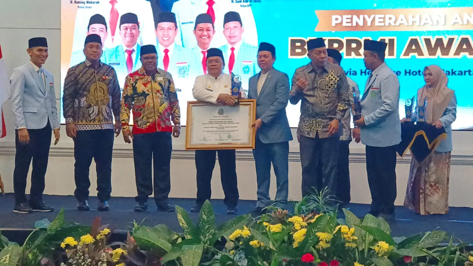 Wali Kota Pematangsiantar Terima Penghargaan Tokoh Publik Peduli Anak Yatim dan Pemuda Masjid