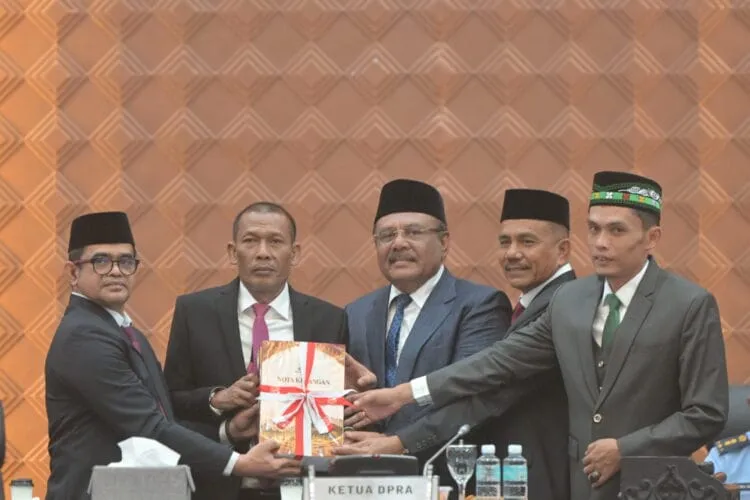 Pj Sekda Aceh Sampaikan Nota Keuangan dan Rancangan APBA 2027 dalam Rapat Paripurna DPRA
