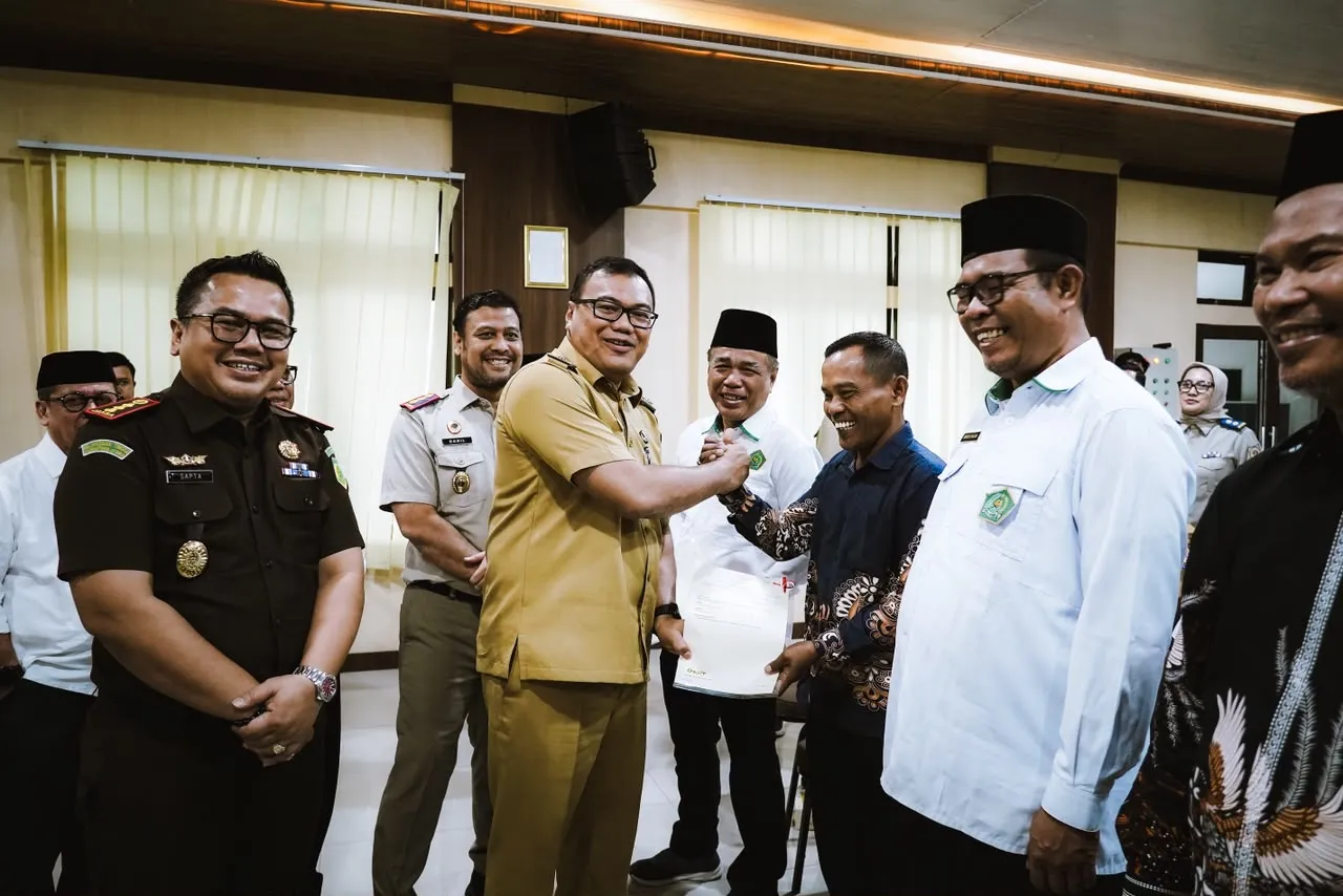 Perkuat Kepastian Hukum, Delapan Sertifikat Tanah Wakaf di Deliserdang Diserahkan