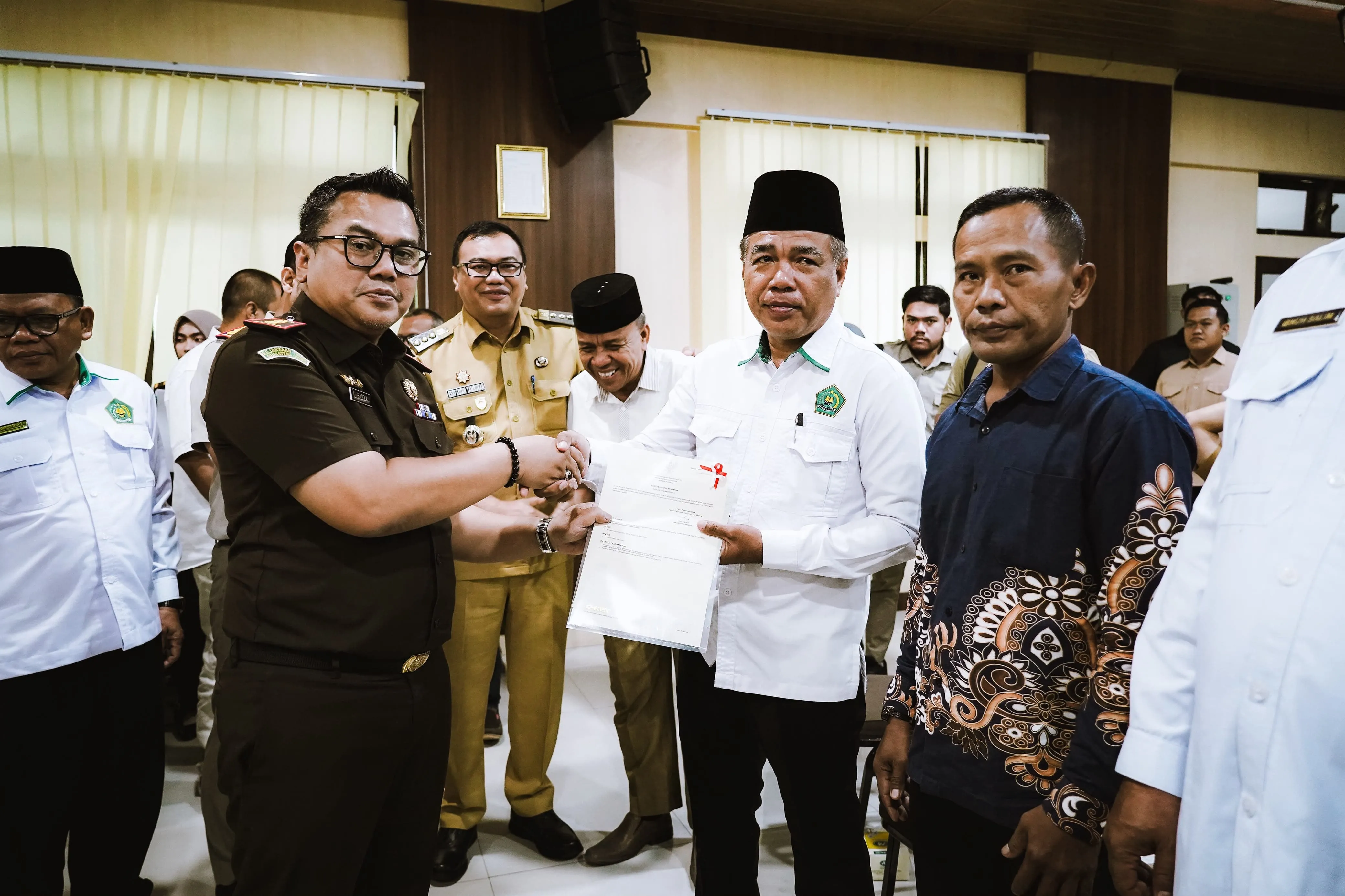 Perkuat Kepastian Hukum, Delapan Sertifikat Tanah Wakaf di Deliserdang Diserahkan