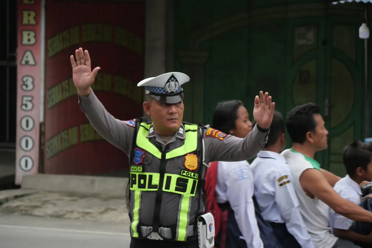 Kapolres Asahan Turun Langsung ke Jalan, Tegaskan Pengendara Wajib Gunakan Helm SNI