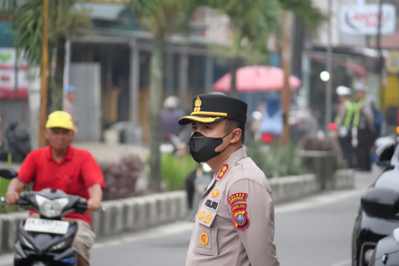 Kapolres Asahan Turun Langsung ke Jalan, Tegaskan Pengendara Wajib Gunakan Helm SNI