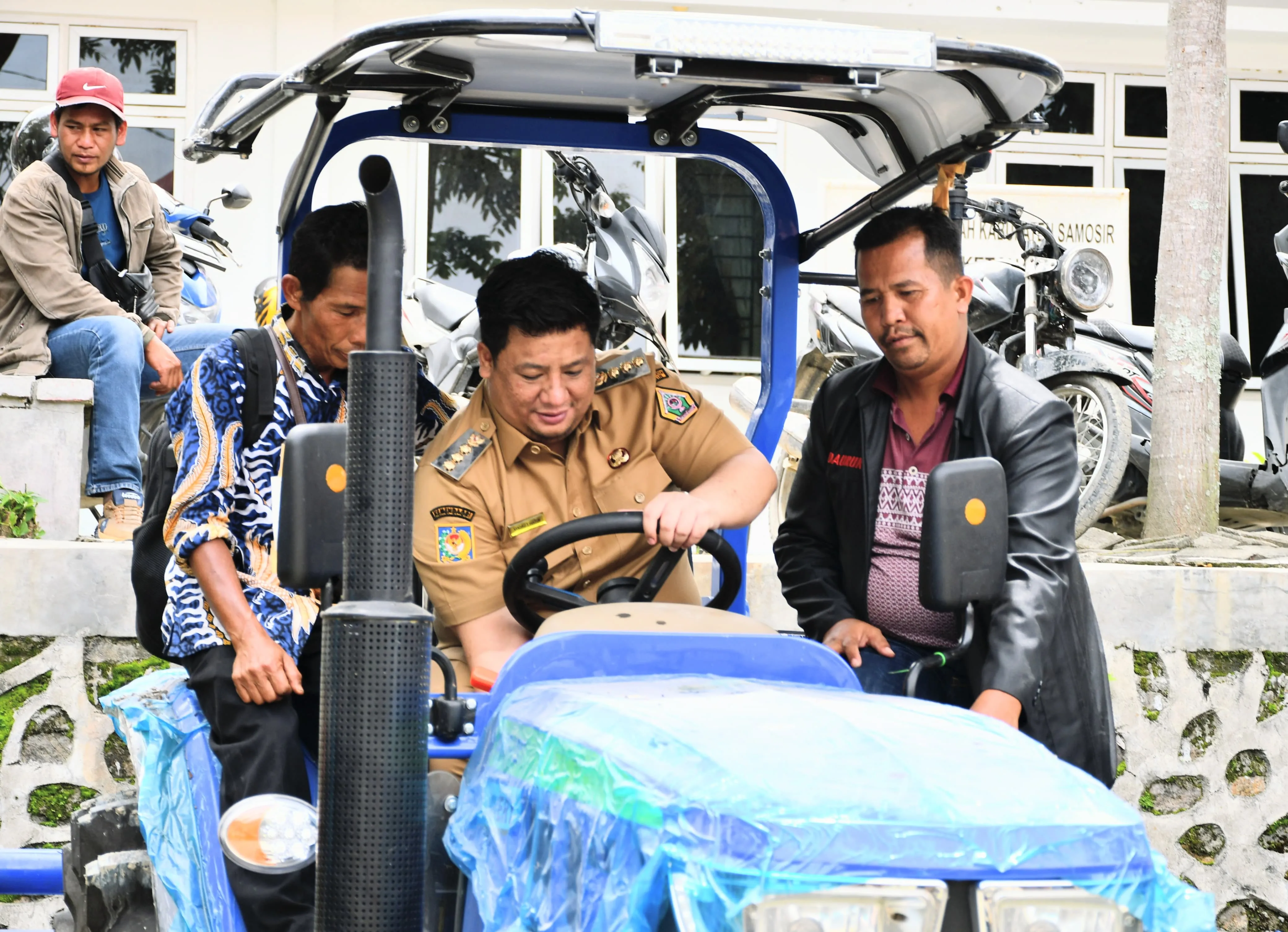 Pemkab Samosir Salurkan Alsintan kepada Koptan