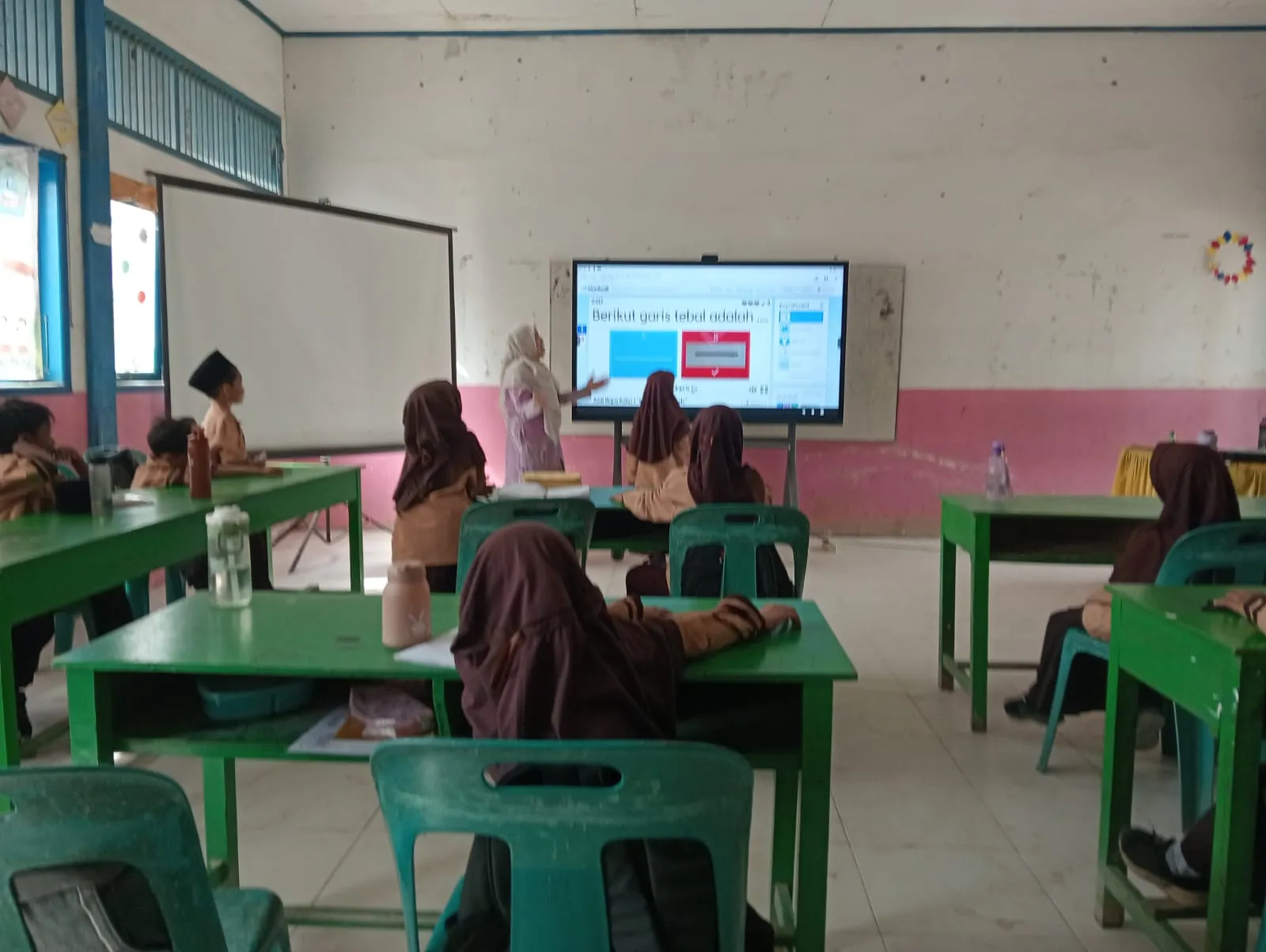 Satu IFP untuk Banyak Kelas, Revitalisasi Benahi Ruang Belajar dan Toilet SDN 6 Meureudu