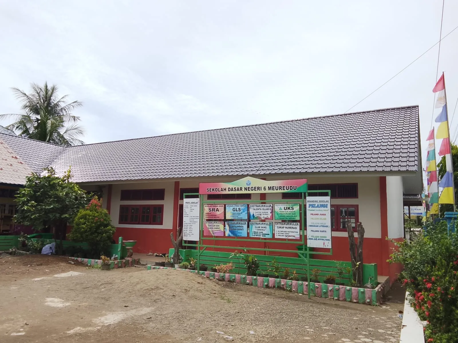 Satu IFP untuk Banyak Kelas, Revitalisasi Benahi Ruang Belajar dan Toilet SDN 6 Meureudu