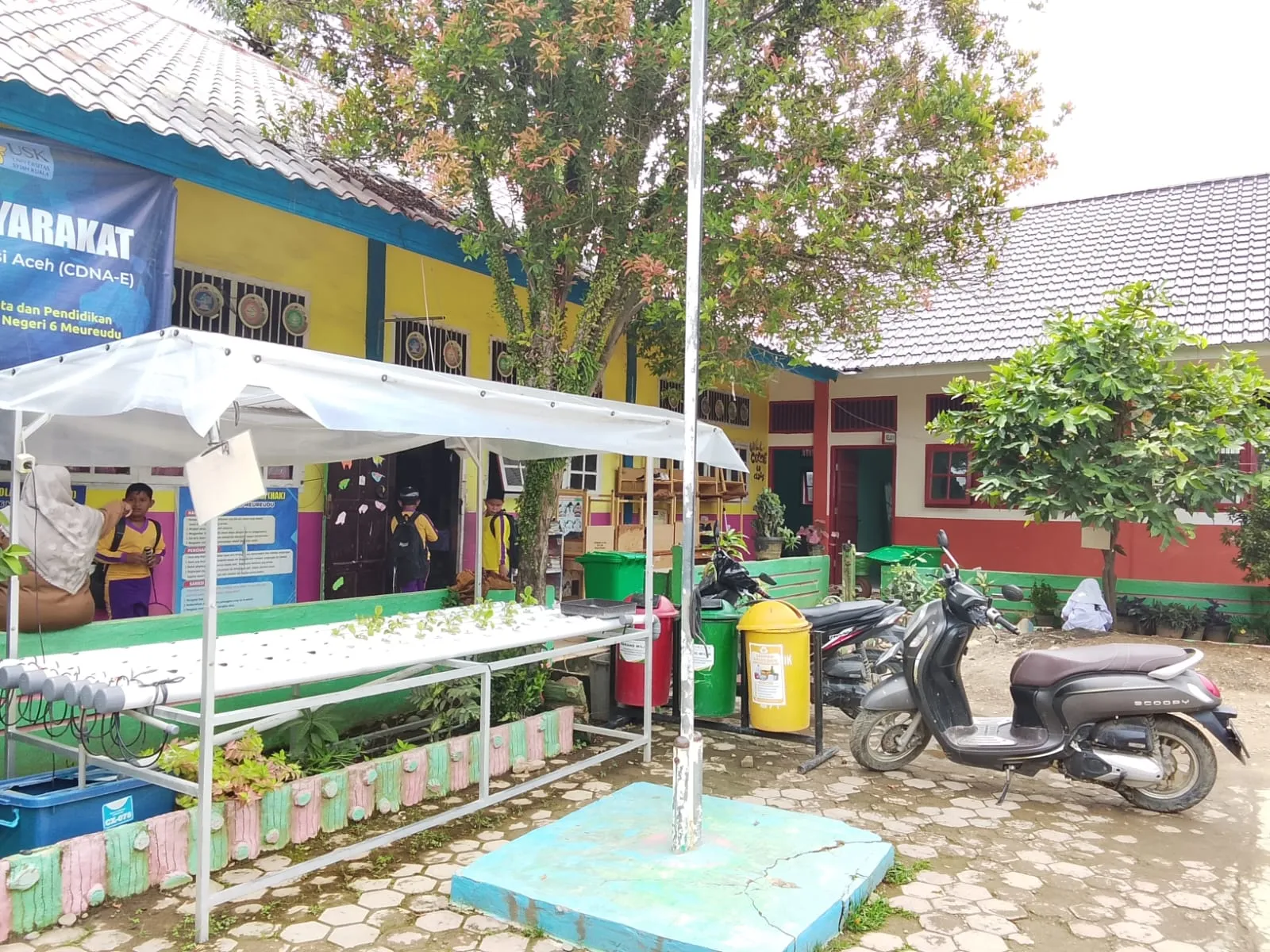 Satu IFP untuk Banyak Kelas, Revitalisasi Benahi Ruang Belajar dan Toilet SDN 6 Meureudu