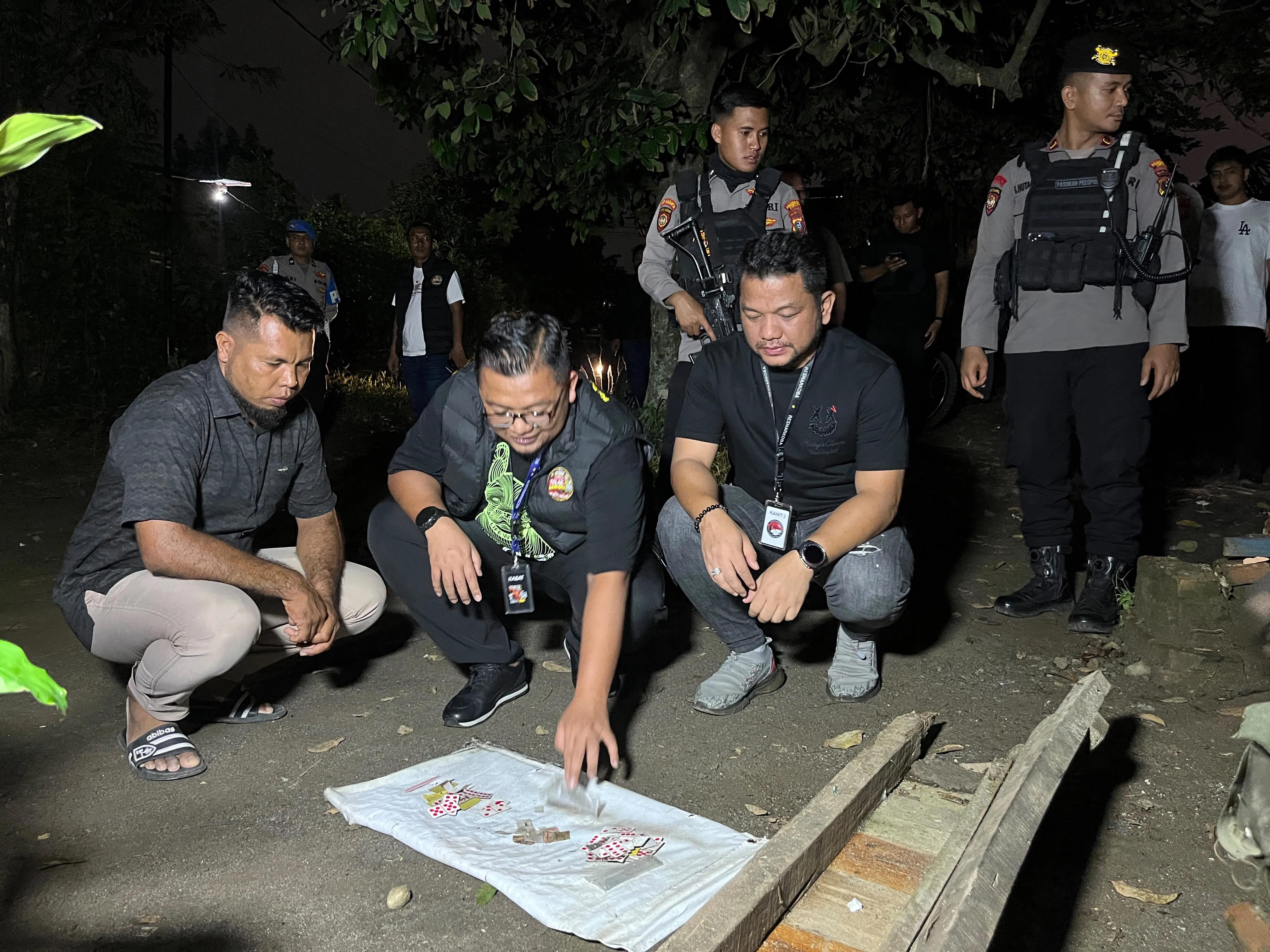 Tim Gabungan Polrestabes Medan dan Kadus Selambo Cek Kembali Barak Narkoba