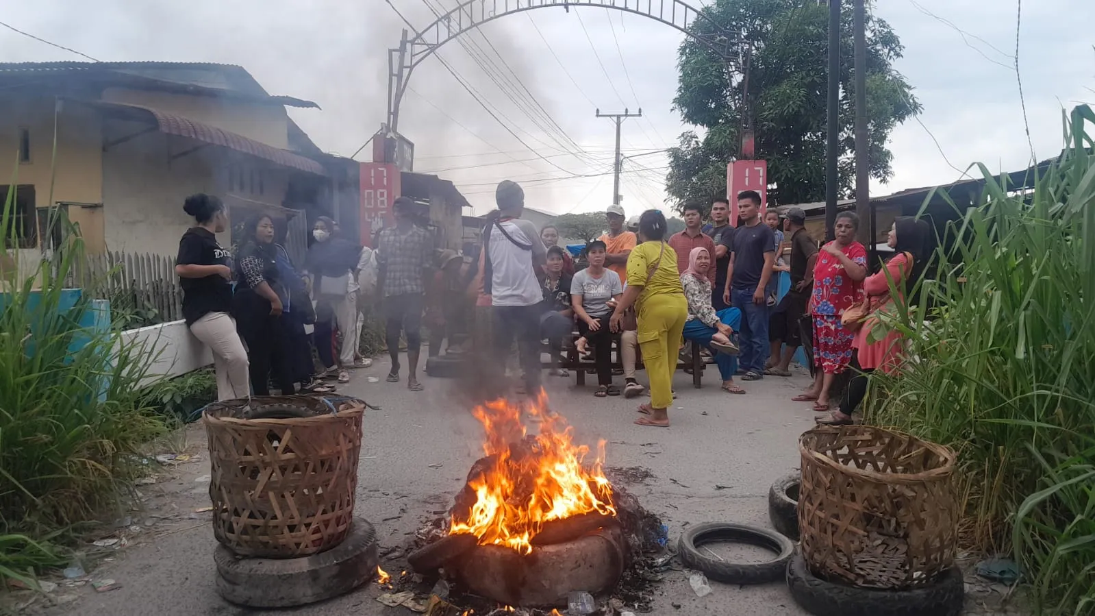 Warga Tolak Eksekusi Pengosongan Lahan di Pasar IV Desa Helvetia Kecamatan Labuhandeli