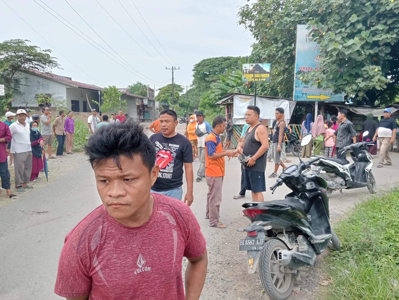Warga Tolak Eksekusi Pengosongan Lahan di Pasar IV Desa Helvetia Kecamatan Labuhandeli