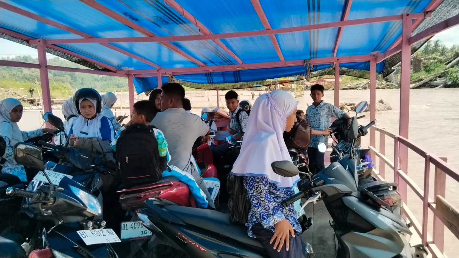 Sebelas Bulan Jembatan Putus, Warga Peusangan Selatan Bertaruh Waktu Menyeberangi Sungai