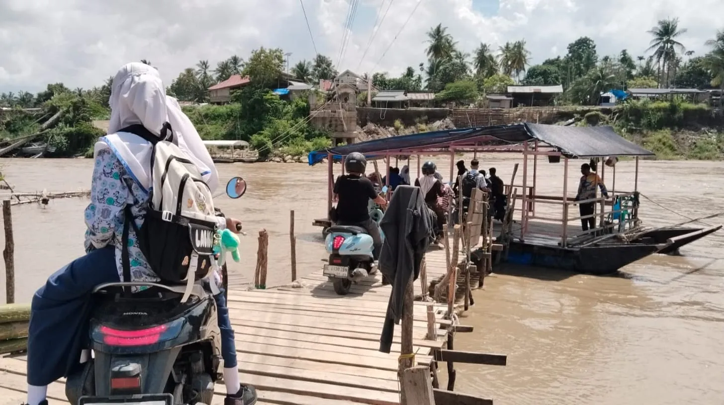 Sebelas Bulan Jembatan Putus, Warga Peusangan Selatan Bertaruh Waktu Menyeberangi Sungai