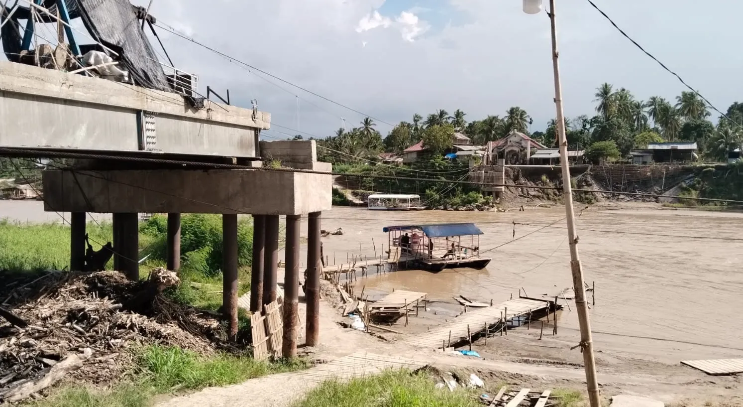 Sebelas Bulan Jembatan Putus, Warga Peusangan Selatan Bertaruh Waktu Menyeberangi Sungai