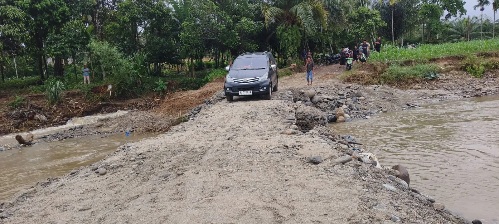Jembatan Natam Putus, Warga Darul Hasanah Harus Bayar Rp30 Ribu untuk Menyeberang