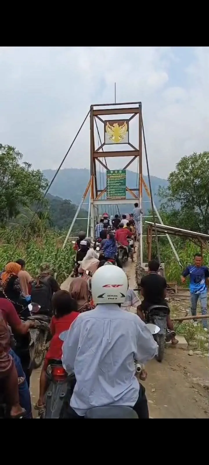 Jembatan Natam Putus, Warga Darul Hasanah Harus Bayar Rp30 Ribu untuk Menyeberang