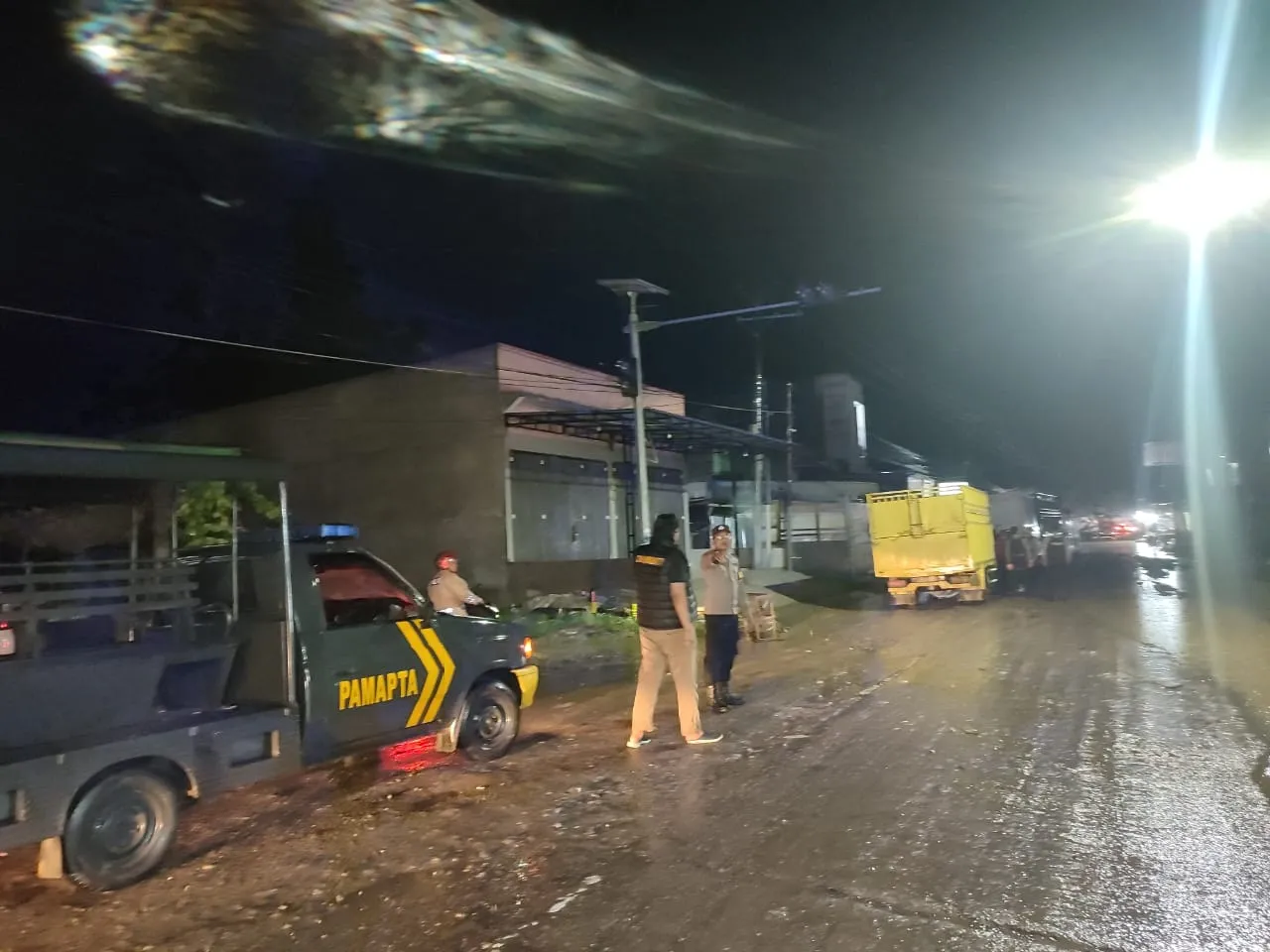Air Rendam Jalan Nasional, Polisi Sigap Atur Lalu Lintas Kutacane-Medan