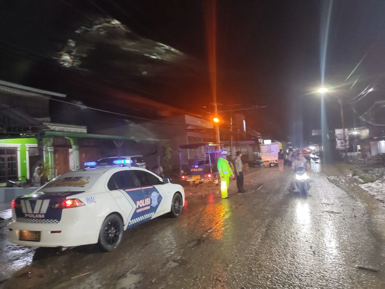 Air Rendam Jalan Nasional, Polisi Sigap Atur Lalu Lintas Kutacane-Medan
