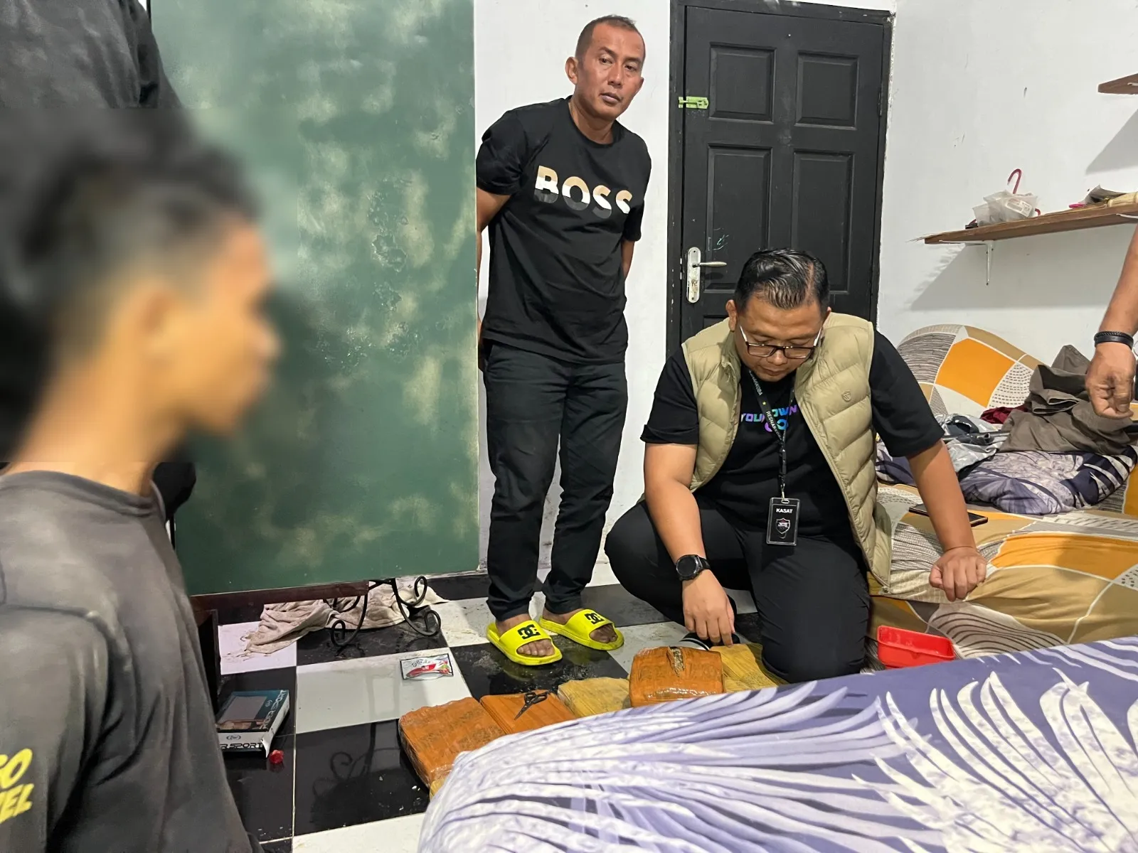 Satresnarkoba Polrestabes Medan Gerebek Gudang Penyimpanan Narkoba Berkedok Kandang Ayam