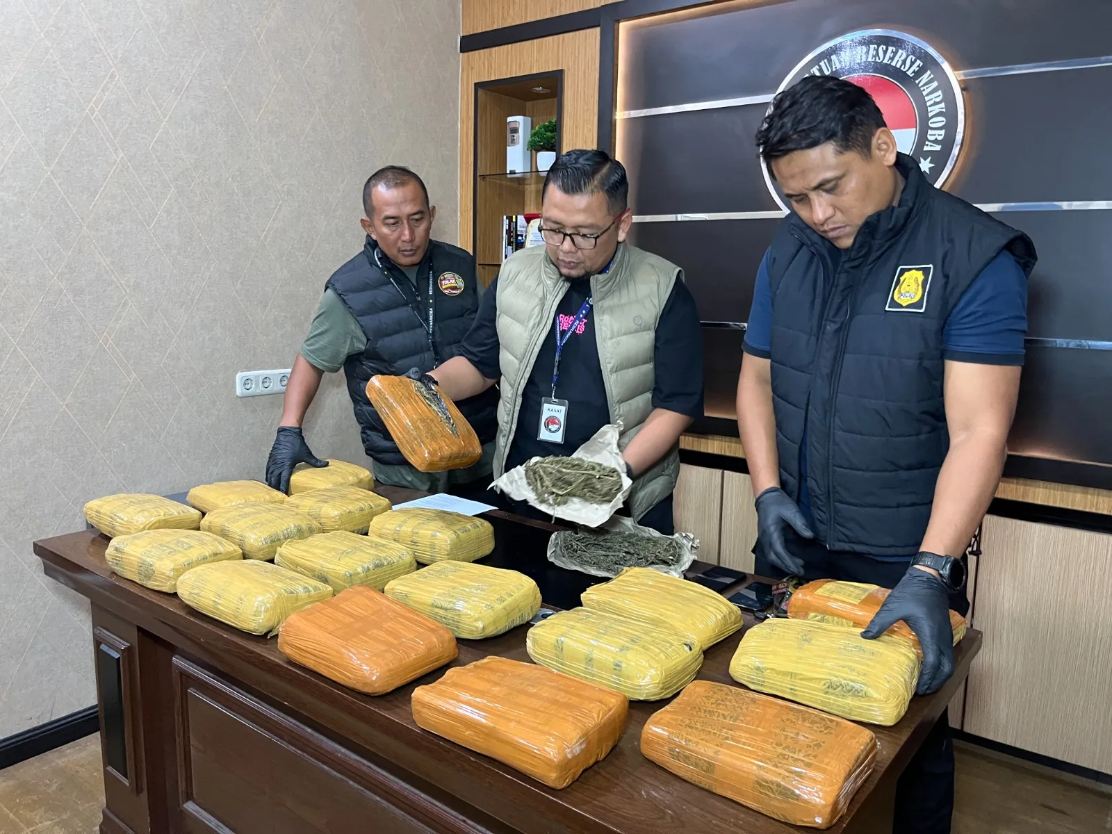 Satresnarkoba Polrestabes Medan Gerebek Gudang Penyimpanan Narkoba Berkedok Kandang Ayam