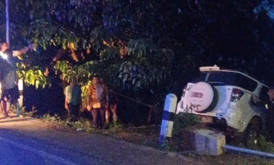Satlantas Polres Samosir Bantu Evakuasi Fortuner Terjun ke Persawahan