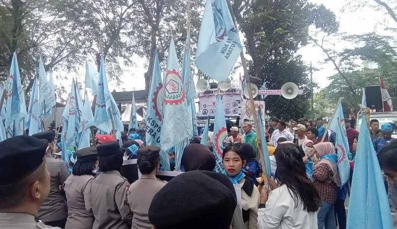 Dua Gelombang Buruh Kepung DPRD Sumut, Desak Kawal UU Ketenagakerjaan
