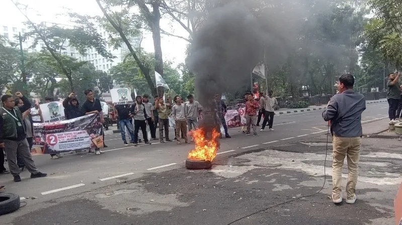 Diwarnai Aksi Bakar Ban, KAMMI Desak DPRD Sumut Batalkan Pengesahan KPID