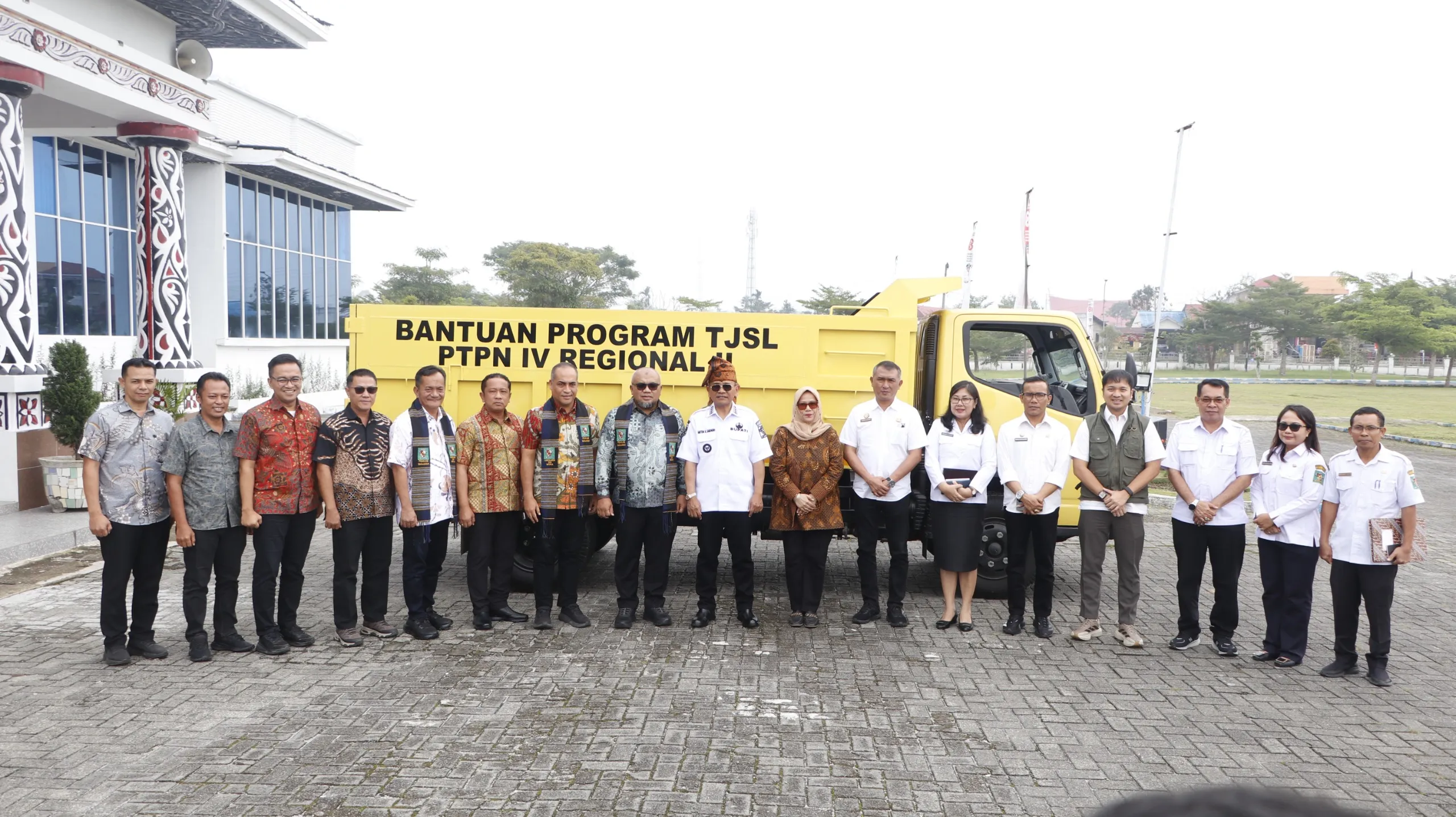 PTPN IV Regional 2 Serahkan Dump Truck untuk Dukung Pengelolaan Sampah di Simalungun