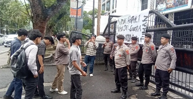 AMRUSU Demo Di DPRD Sumut, Soroti Dugaan Ketidakwajaran Anggaran