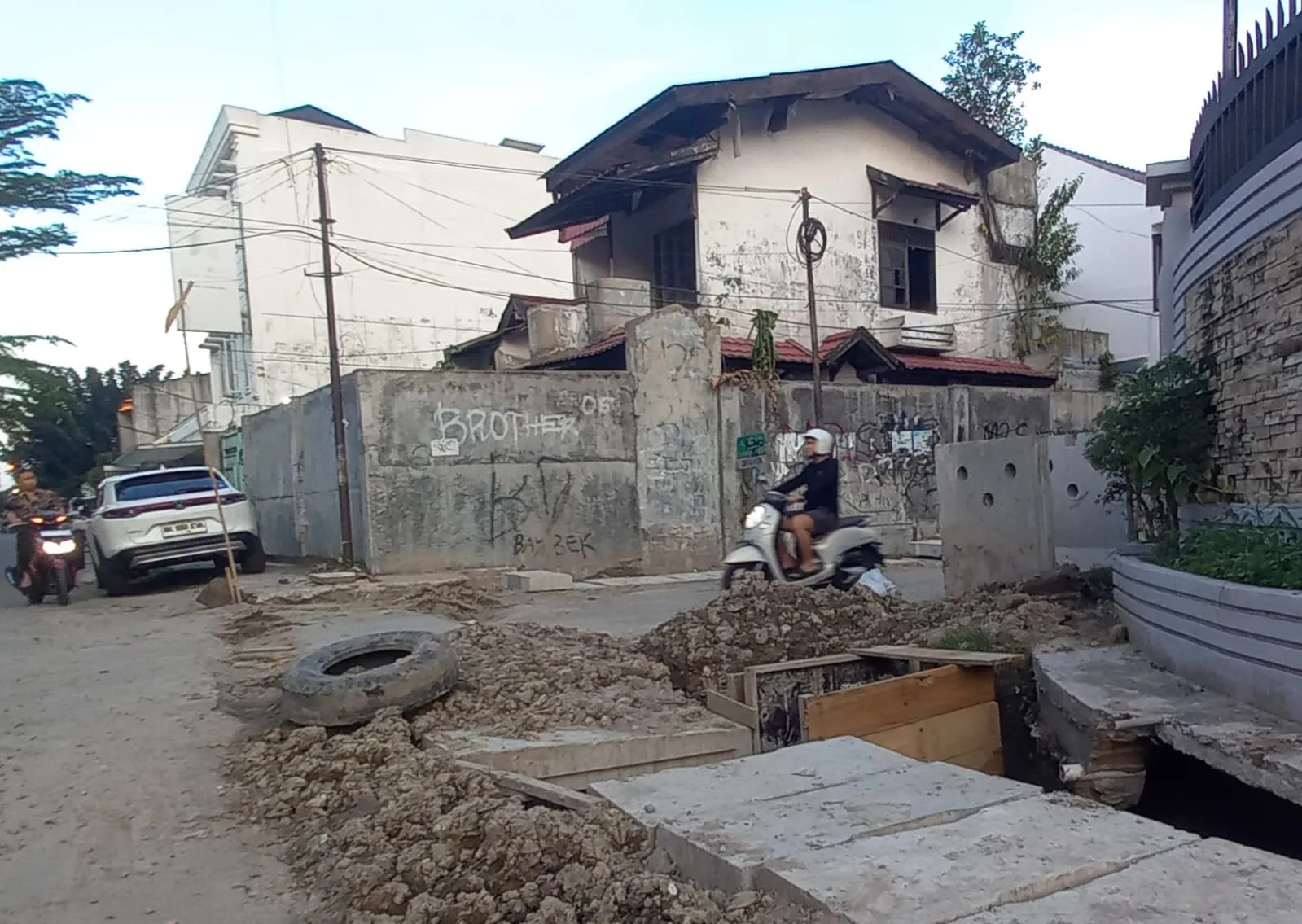 Proyek Drainase Rp1,99 Miliar Amburadul, Warga Kelurahan Hamdan Protes
