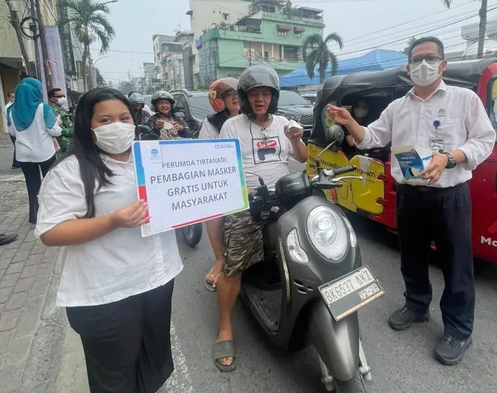 Tirtanadi Bagikan Masker Serentak, Lindungi Warga dari Kabut Asap
