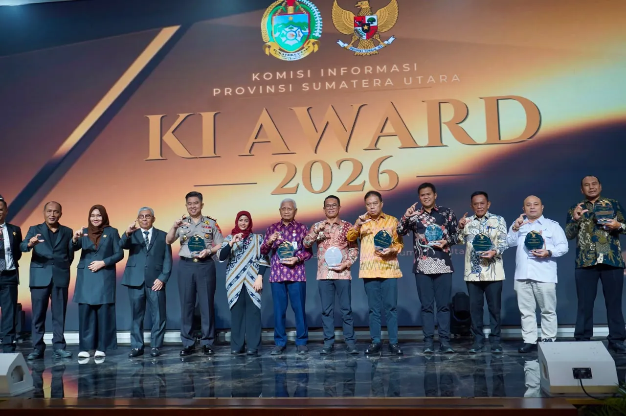 Komitmen Keterbukaan Informasi, Rico Waas Raih Penghargaan Achievement Person KI Sumut Award 2026 Medan,