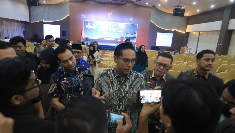 Dari Pajak Rakyat Untuk Masa Depan, Rico Waas Serahkan Bantuan Biaya Pendidikan Untuk 214 Mahasiswa
